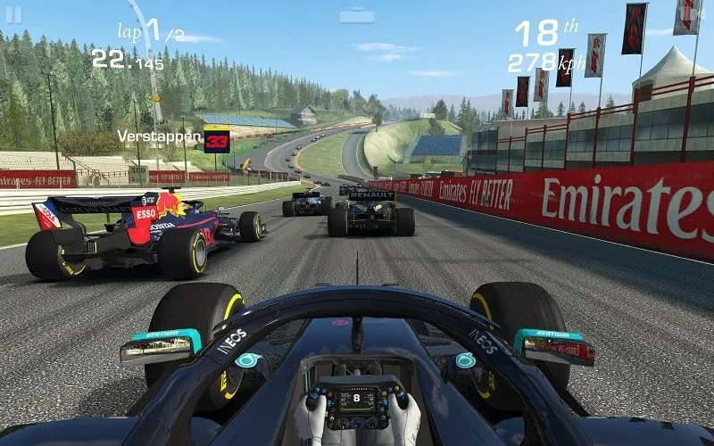 Captura de pantalla del juego Real Racing 3 destacando las funciones del mod.